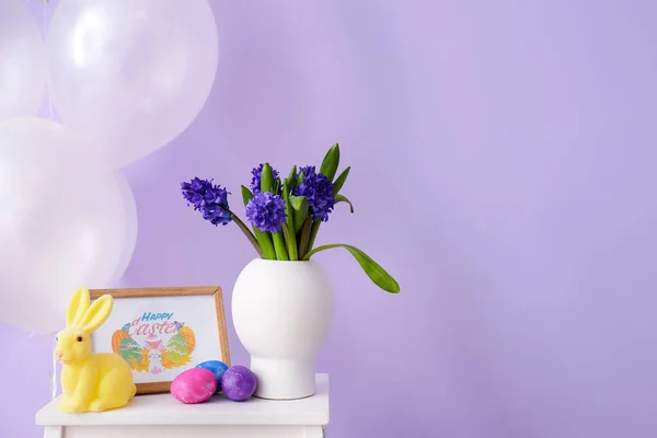 Váza Virágokkal Húsvéti Tojás Nyúl Képkeret Üdvözlőkártyával Létrán Széklet Közelében — Stock Fotó