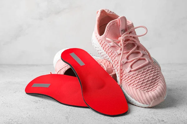 Işık Arka Planında Ortopedik Taban Spor Ayakkabılar — Stok fotoğraf