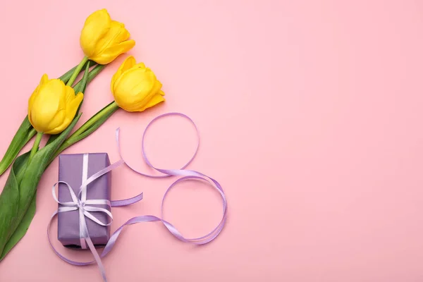 배경으로 여성의 기념행사를 꽃으로 만들어 — 스톡 사진