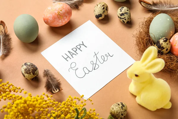 Renkli Arkaplanda Mutlu Paskalyalar Yumurtalar Tüyler Yazılı Tebrik Kartı — Stok fotoğraf