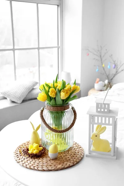 Vaas Met Tulpen Paaseieren Stijlvol Decor Tafel Lichte Kamer — Stockfoto
