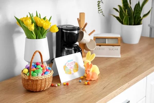 Cesta Con Huevos Pascua Conejos Tarjeta Felicitación Tulipanes Mostrador Cerca — Foto de Stock