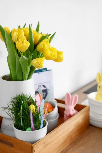 Doboz Gyönyörű Tulipán Húsvéti Dekoráció Pulton Közel Fény Fal — Stock Fotó