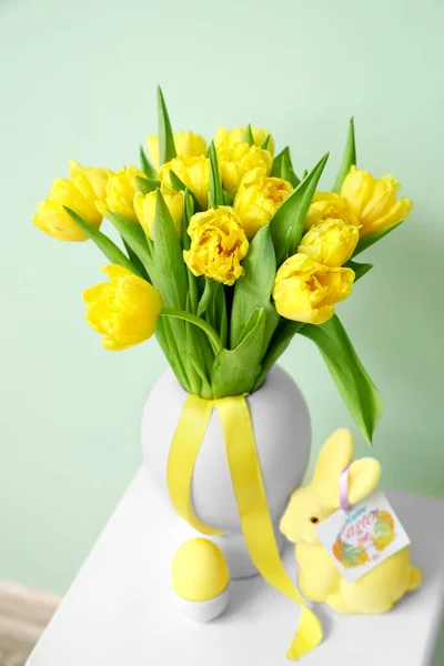 Virágcsokor Tulipán Húsvéti Tojás Nyúl Üdvözlő Kártya Széklet Közelében Színes — Stock Fotó