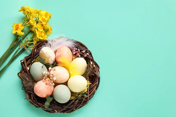 Ninho Com Ovos Páscoa Pintados Flores Fundo Turquesa — Fotografia de Stock