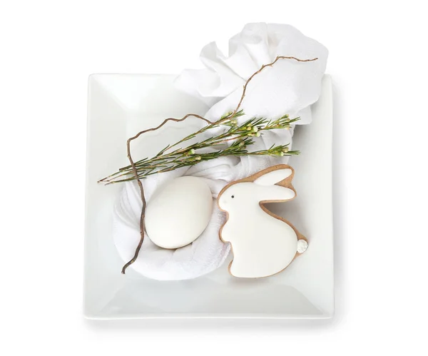 Stilvolle Tischdekoration Mit Osterkeksen Auf Weißem Hintergrund — Stockfoto