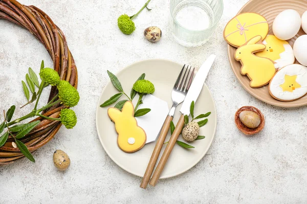 Stilvolle Tischdekoration Mit Osterkeksen Auf Hellem Grunge Hintergrund — Stockfoto