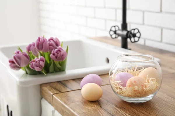 Easter Eggs Sink Tulips Kitchen Counter White Brick Wall — Stock Photo, Image