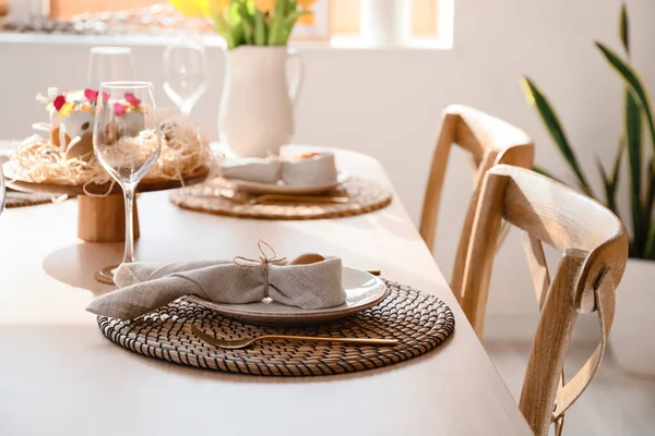 Festliches Geschirr Auf Dem Tisch Zum Osterfest — Stockfoto