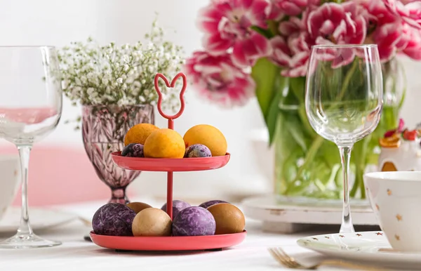 Stand Mit Ostereiern Auf Festlich Gedecktem Tisch — Stockfoto