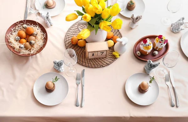 Stílusos Beállítás Gyönyörű Tulipánokkal Ebédlőasztalon Húsvéti Ünneplésre Szolgál — Stock Fotó