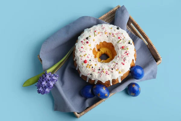 Dienblad Met Lekkere Paastaart Eieren Bloemen Blauwe Achtergrond — Stockfoto
