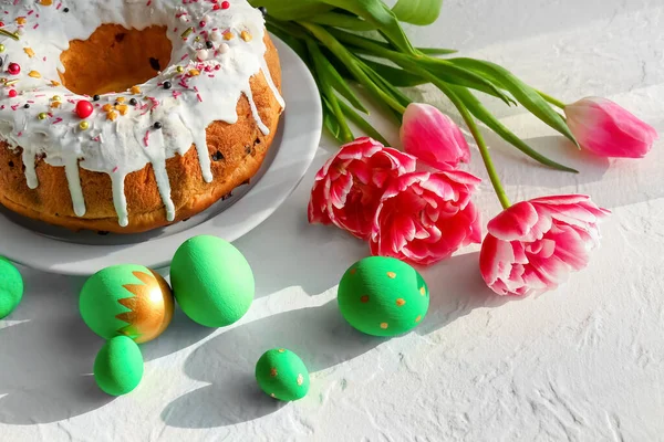 Talíř Chutným Velikonoční Dort Vejce Květiny Světlém Pozadí — Stock fotografie