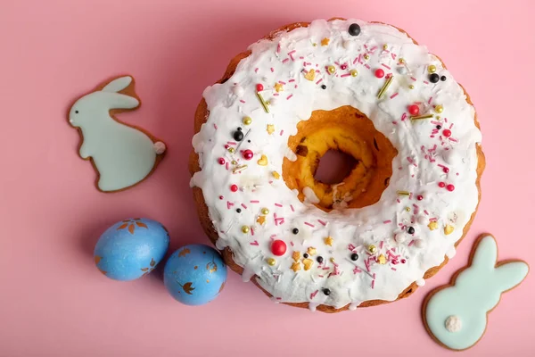 Вкусный Пасхальный Торт Яйцами Печеньем Форме Кроликов Розовом Фоне — стоковое фото