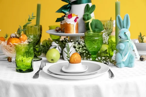 Stílusos Étkezőeszközök Húsvéti Dekoráció Tálalva Asztal Közelében Színes Fal — Stock Fotó