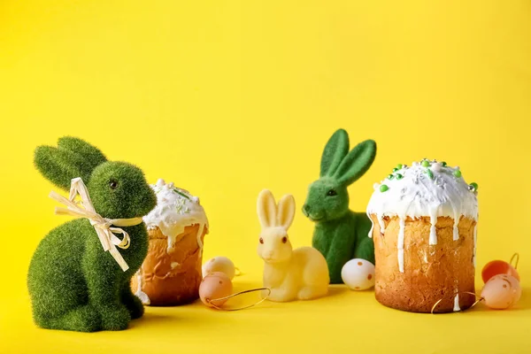 Cute Easter Bunnies Cakes Painted Eggs Yellow Background — Stock Photo, Image