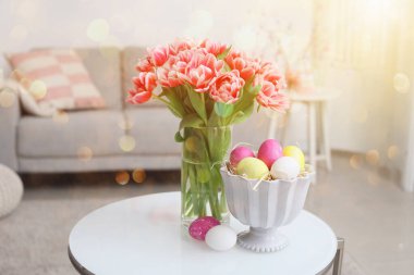 Odada lale ve Paskalya yumurtaları olan vazo.