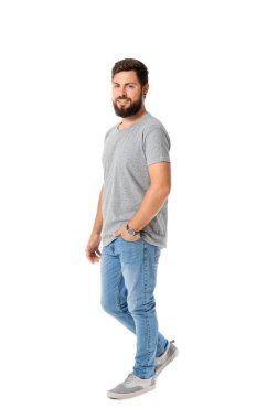 Beyaz arka planda gri tişörtlü yakışıklı adam.