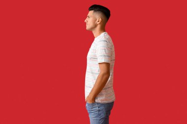 Renkli tişörtlü yakışıklı genç adam.