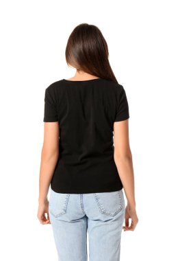 Beyaz arka planda, boş tişörtlü genç bir kadın.