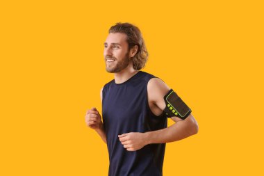 Renkli arka planda çalışan sporcu