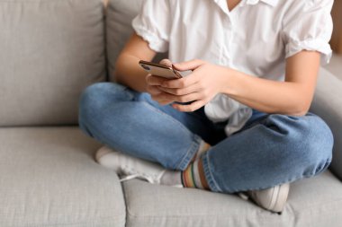 genç ve güzel kadın evde cep telefonunuzun