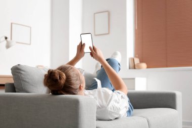 genç ve güzel kadın evde cep telefonunuzun