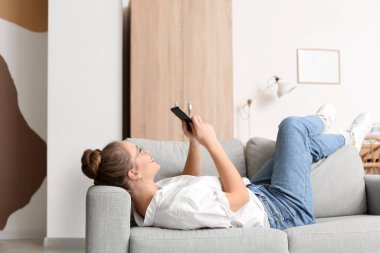 genç ve güzel kadın evde cep telefonunuzun