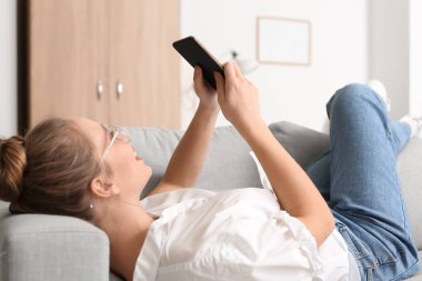 genç ve güzel kadın evde cep telefonunuzun