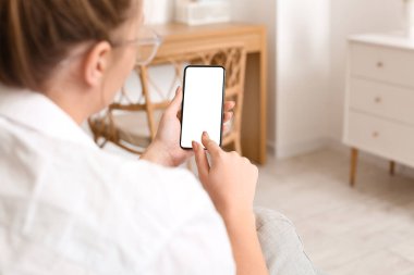 genç ve güzel kadın evde cep telefonunuzun