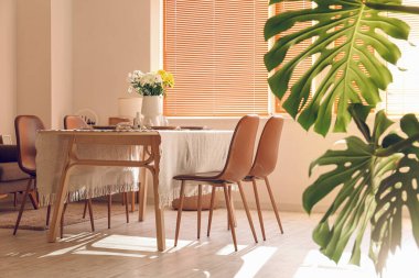 Uluslararası Kadınlar Günü kutlamaları için masalı yemek odasının içi