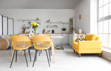 Modern mutfakta Uluslararası Kadınlar Günü kutlamaları için servis edilen yemek masası.