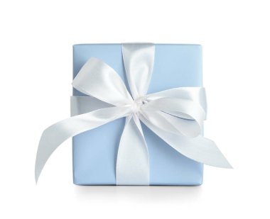 Kurdeleli hediye kutusu ve beyaz arka planda eğilme