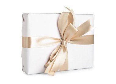 Kurdeleli hediye kutusu ve beyaz arka planda eğilme