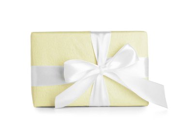 Kurdeleli hediye kutusu ve beyaz arka planda eğilme