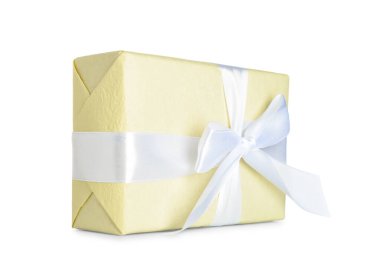 Kurdeleli hediye kutusu ve beyaz arka planda eğilme