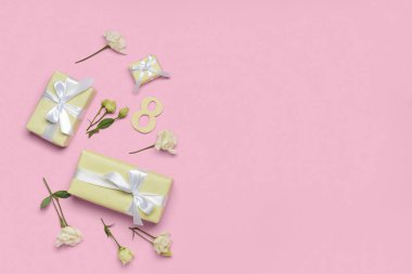 Uluslararası Kadın Günü için hediye kutuları ve çiçeklerle beste