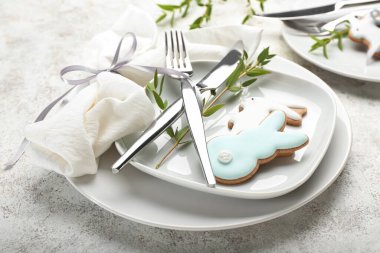 Hafif grunge arka planında Paskalya kurabiyeleri olan şık masa ayarları