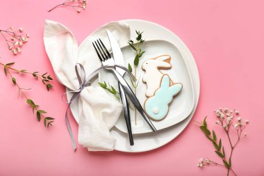 Pembe arka planda Paskalya kurabiyeleri olan şık masa ayarları