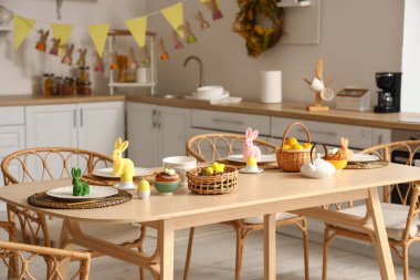 Sarı laleli ve Paskalya tavşanlı şenlik masası.