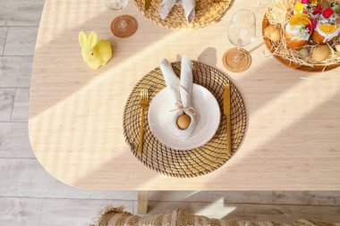 Paskalya kutlaması için servis edilen peçetedeki yumurta tabağı.