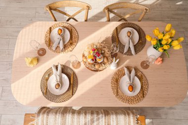 Yemek masasında paskalya pastası ve yumurta.