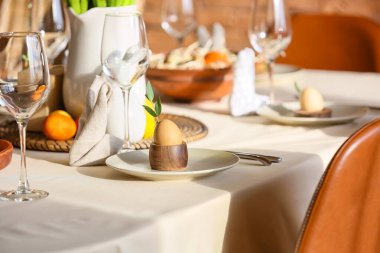 Tabakta yumurta ve okaliptüs dalı var. Paskalya kutlaması için servis ediliyor.