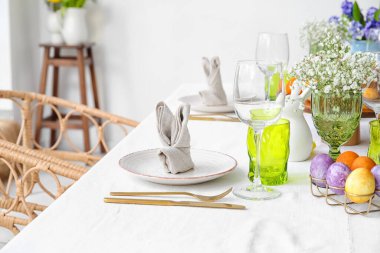 Paskalya kutlaması için servis edilen peçeteden yapılmış tavşanlı tabak.