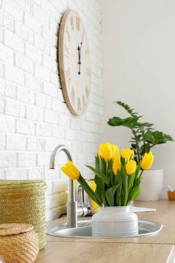Mutfak lavabosunda güzel sarı laleler.