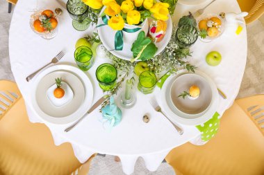 Kutlama masası ve Paskalya kutlaması için güzel laleler.