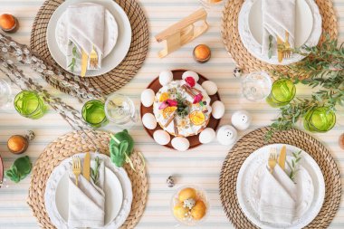 Bayramlık dekor ve yiyeceklerle Paskalya sofrası