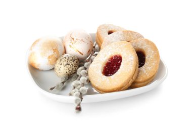 Paskalya için lezzetli kurabiyeler ve beyaz arka planda söğüt dalları.