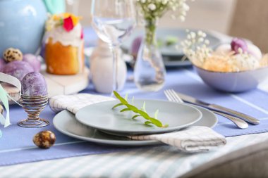 Paskalya kutlamalarında servis edilen peçeteli ve okaliptüslü tabaklar.