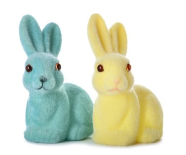 Beyaz arka planda farklı şirin Paskalya tavşanları